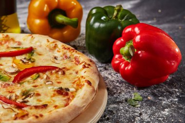 Bütün İtalyan pizza malzemelerle ahşap masa üzerinde