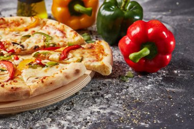 Bütün İtalyan pizza malzemelerle ahşap masa üzerinde