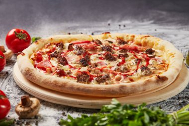 Bütün İtalyan pizza malzemelerle ahşap masa üzerinde