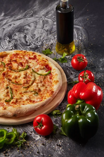 Bütün İtalyan pizza malzemelerle ahşap masa üzerinde