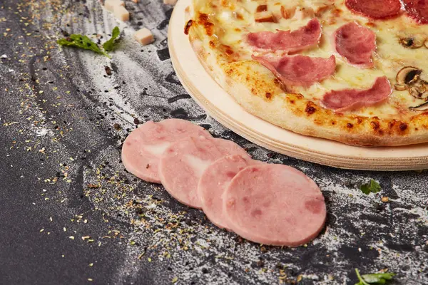 Bütün İtalyan pizza malzemelerle ahşap masa üzerinde
