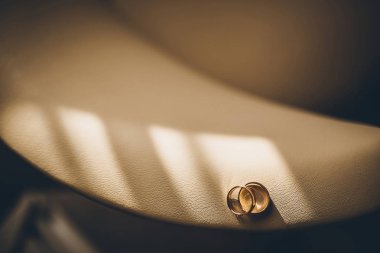 Alyans deri koltuk üzerinde