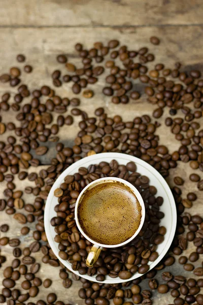 Ahşap bir masada bir fincan kapuçino. 