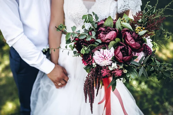 gelin düğün buket peonies ile düzenliyor