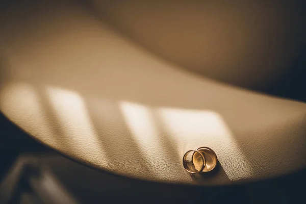 Alyans deri koltuk üzerinde