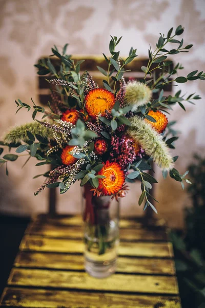 Rustik sandalye üzerinde kuru çiçekler buket düğün 