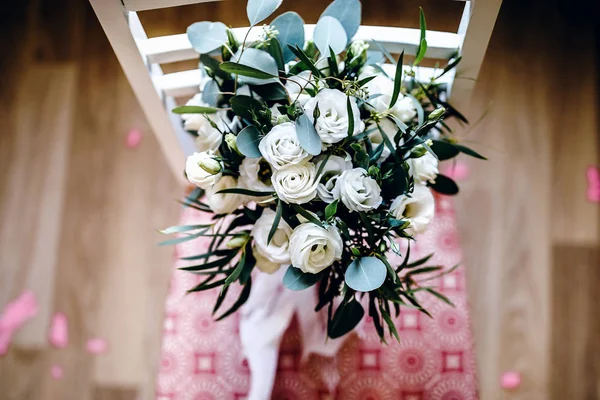 Eustoms sandalye üzerinde düğün gelin buketi