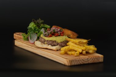 Burger guacamole sos ile