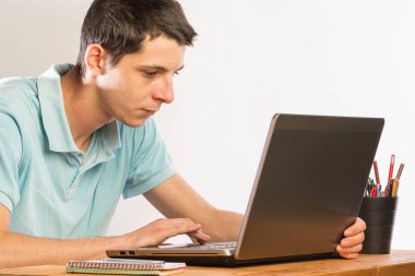 adam bilgisayar üzerinde çalışıyor