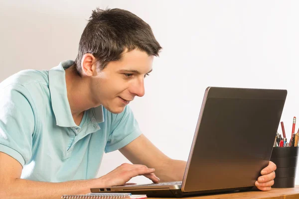 Adam bilgisayar üzerinde çalışıyor — Stok fotoğraf