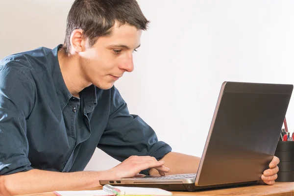 Adam bilgisayar üzerinde çalışıyor — Stok fotoğraf
