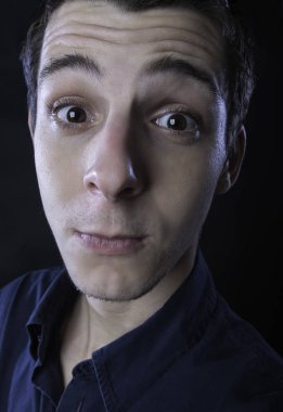 genç adam aptal yüzler portre