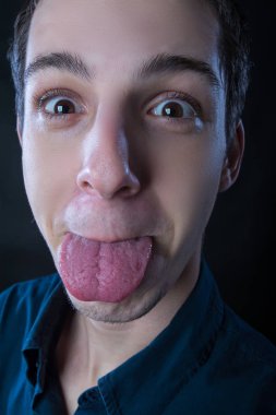 genç adam aptal yüzler portre