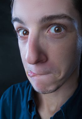 genç adam aptal yüzler portre