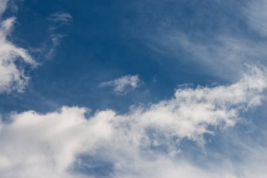 Arkaplanı bulutlu gökyüzü