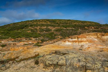 kayalar ve mavi gökyüzü