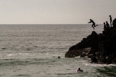 Ribeira de Ilhas Beach Ericeira içinde suya atlama çocuklar 