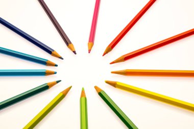 renkli kalemler farklı renklerde