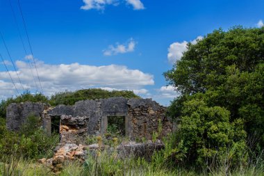 terk edilmiş taş ev