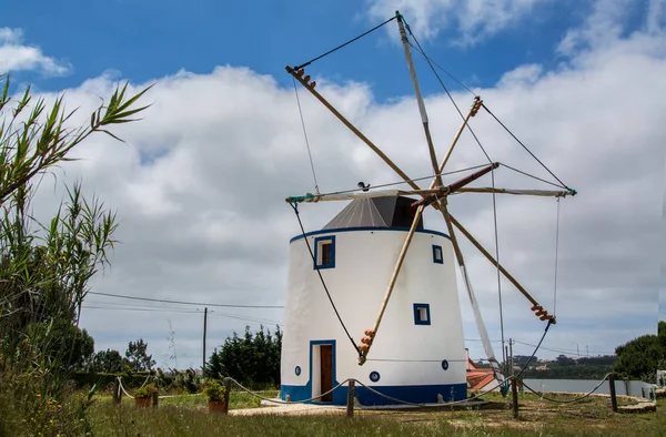 Moinho de vento velho em Torres Vedras Portugal . — Fotografia de Stock