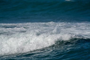 Dalgalar kıyıya kırma
