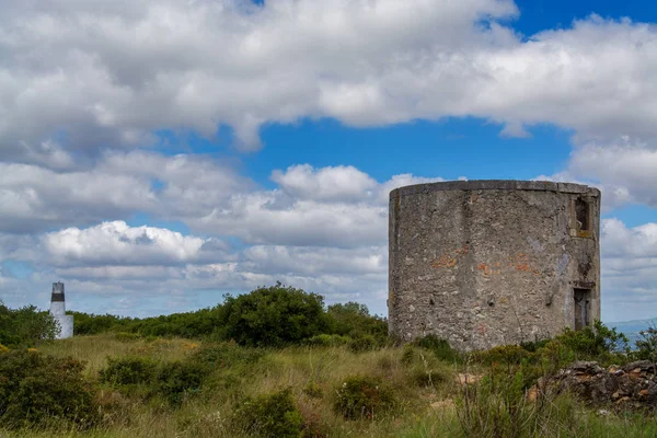 Starý větrný mlýn na Torres Vedras Portugalsko. — Stock fotografie