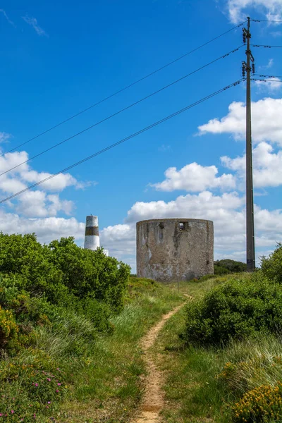 Velho moinho de vento abandonado e linhas de energia no lado — Fotografia de Stock