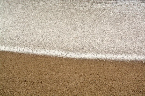 Волны, разбивающиеся на берегу — стоковое фото