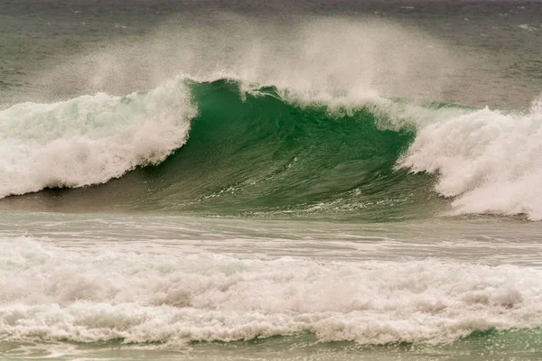 Vlny v pobřeží — Stock fotografie