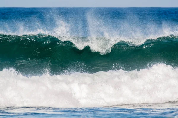 Vlny v pobřeží — Stock fotografie