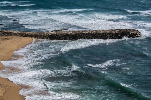 Rottura dell'acqua sulla sabbia — Foto Stock