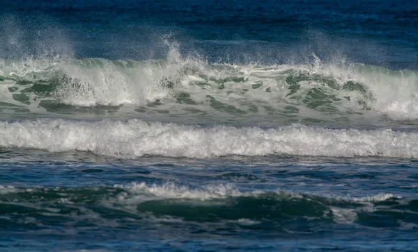 Onde che si infrangono sulla riva — Foto Stock