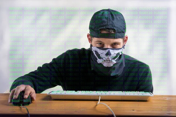 Hacker mit dem Computer — Stockfoto