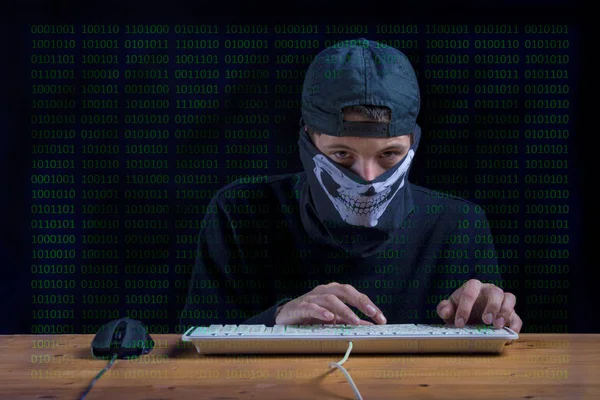 Хакер с помощью компьютера — стоковое фото