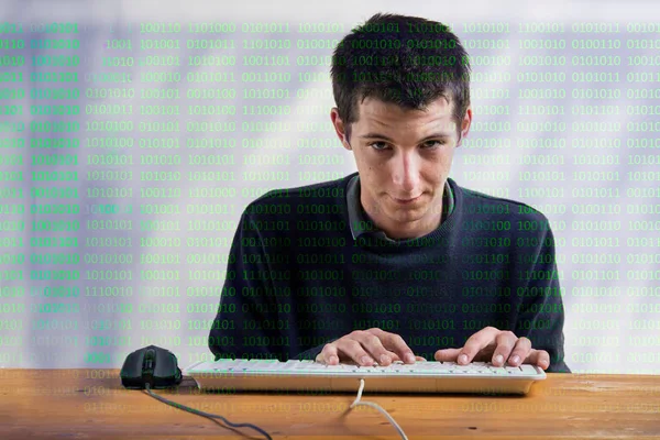 Programmeur met behulp van de computer — Stockfoto