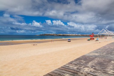 Supertubos plaj Peniche, Portekiz.