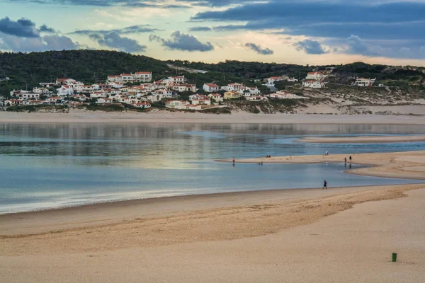 Praia da Foz do Arelho em Foz do Arelho, Portugal . — Fotografia de Stock