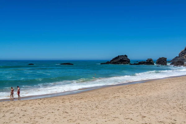 Adraga plaży w Almocageme, Portugalia. — Zdjęcie stockowe
