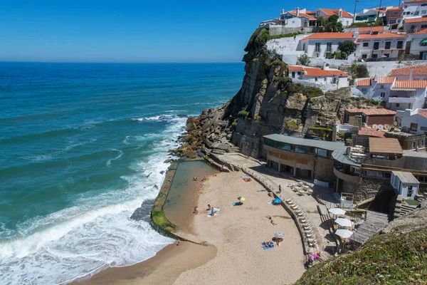 Praia das Azenhas do Mar em Azenhas do Mar, Portugal . — Fotografia de Stock