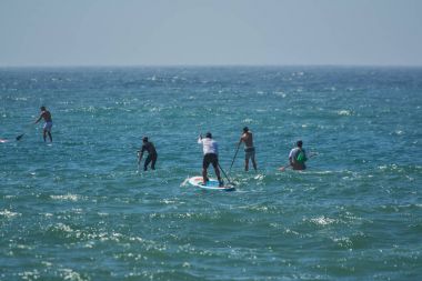 padle yüzücüler Ericeira, Portekiz.