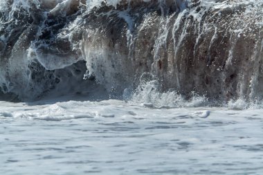 bir kumsalda kırma su