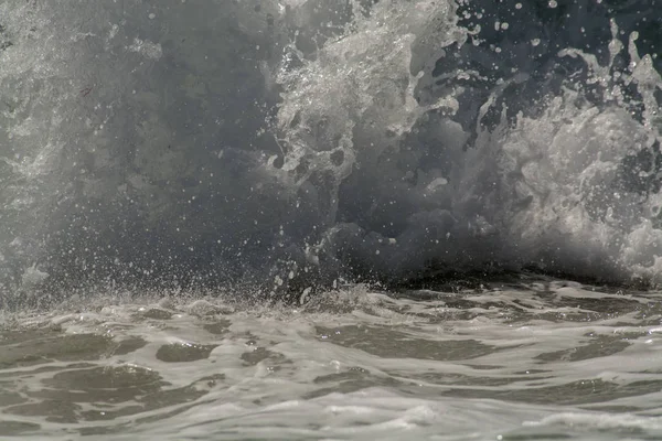 Wasser bricht an einem Strand — Stockfoto
