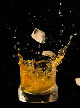 bir bardak viski düşen buz