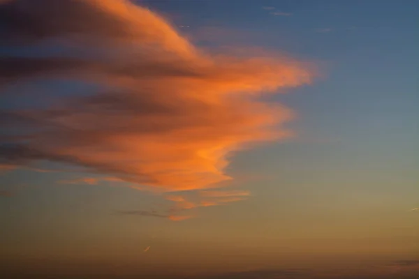 Закат, рефлексирующий на облаке — стоковое фото