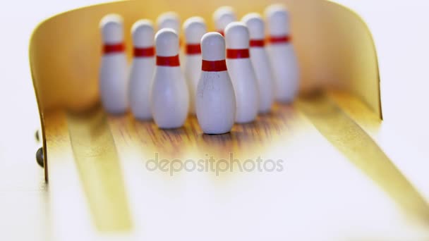 stávkující míč v mini bowling dřevo lane