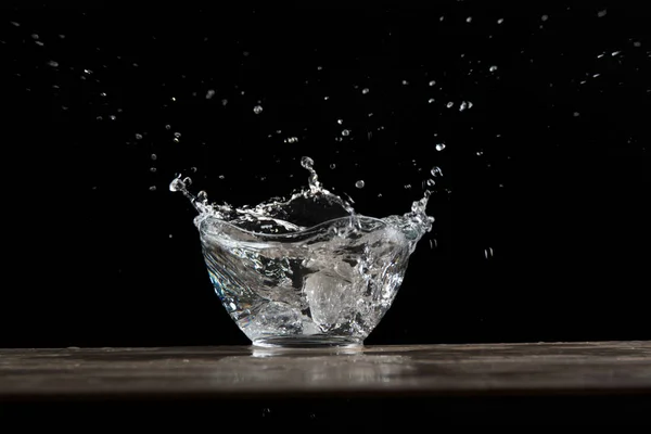 A víz tele üveg tál — Stock Fotó