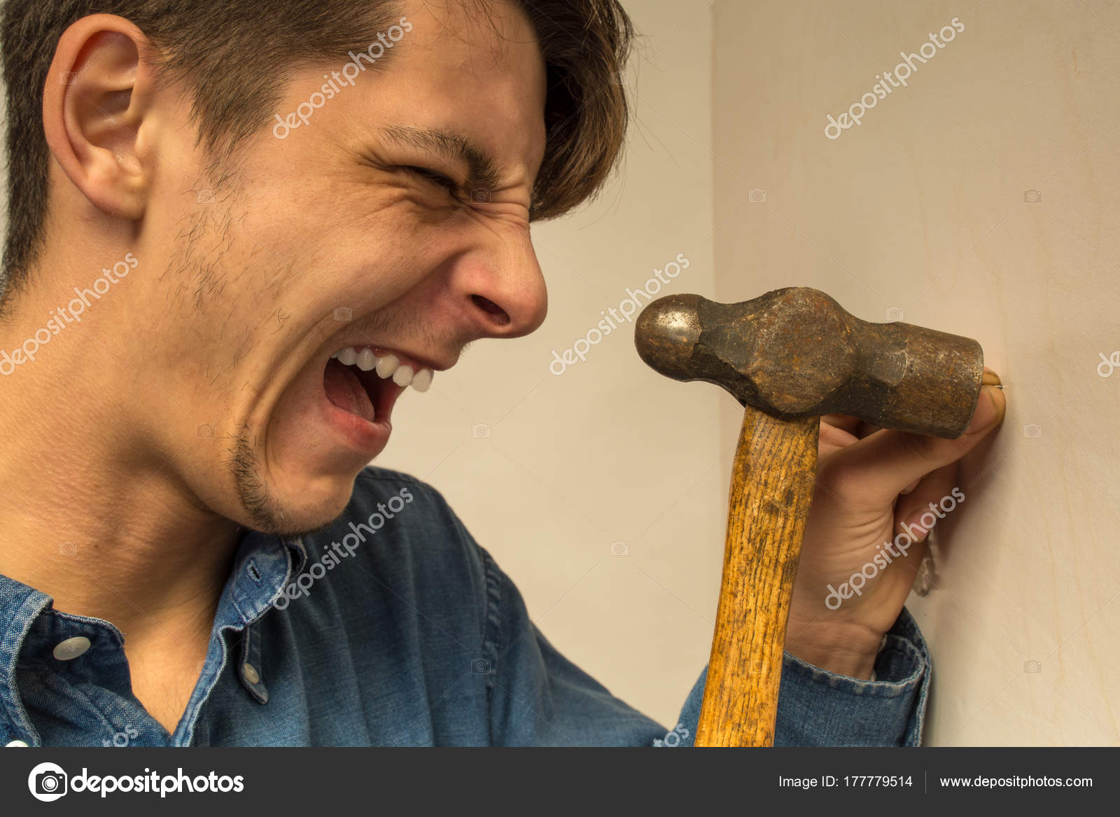 удар молотком по деревянной поверхности. можно вбить в доску гвоздь ударяя молотком по острию гвоздя. средняя сила удара молотка по гвоздю составляет 22н. правила работы с молотком. удар молотком.