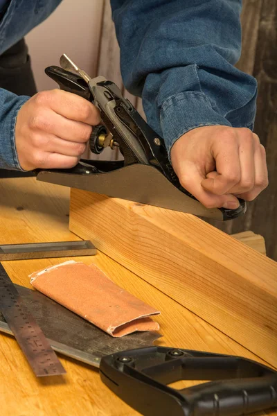 Joven trabajando en madera — Foto de Stock