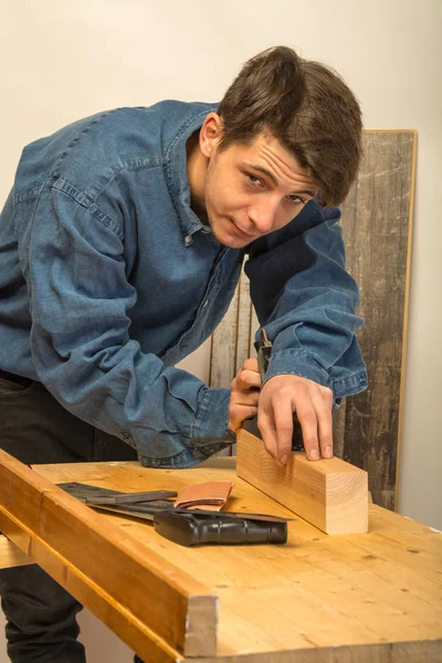 Joven trabajando en madera — Foto de Stock