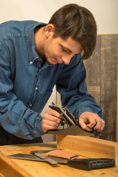 Joven trabajando en madera — Foto de Stock